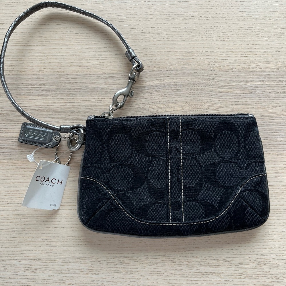 SOLD ⛔️ NWT Coach Wristlet With Signature C’s and Exotic Leather Trim